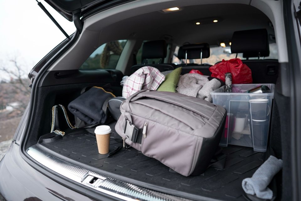 Väskor och packning i det öppna bagageutrymmet på en bil